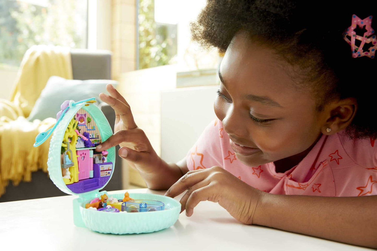 Polly Pocket Unicorn Forest Compact Tea Party-Themed Playset with Glitter Horn, 2 Micro Dolls & 13 Accessories, Toy Gift for Ages 4 Years Old & Up