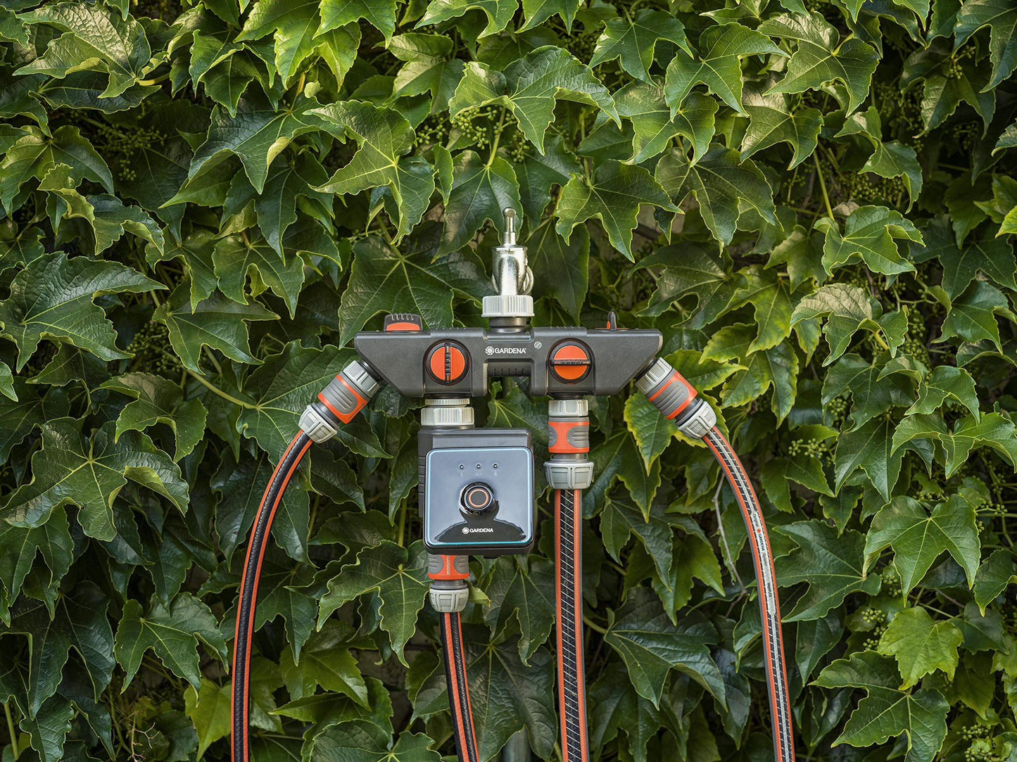 Gardena 2-Wege-Verteiler: Anschlussmöglichkeit für 2 Geräte an den Wasserhahn, passend zu Gardena Bewässerungscomputern & -uhren, Wasserdurchfluss regulier- und absperrbar (8193-20)