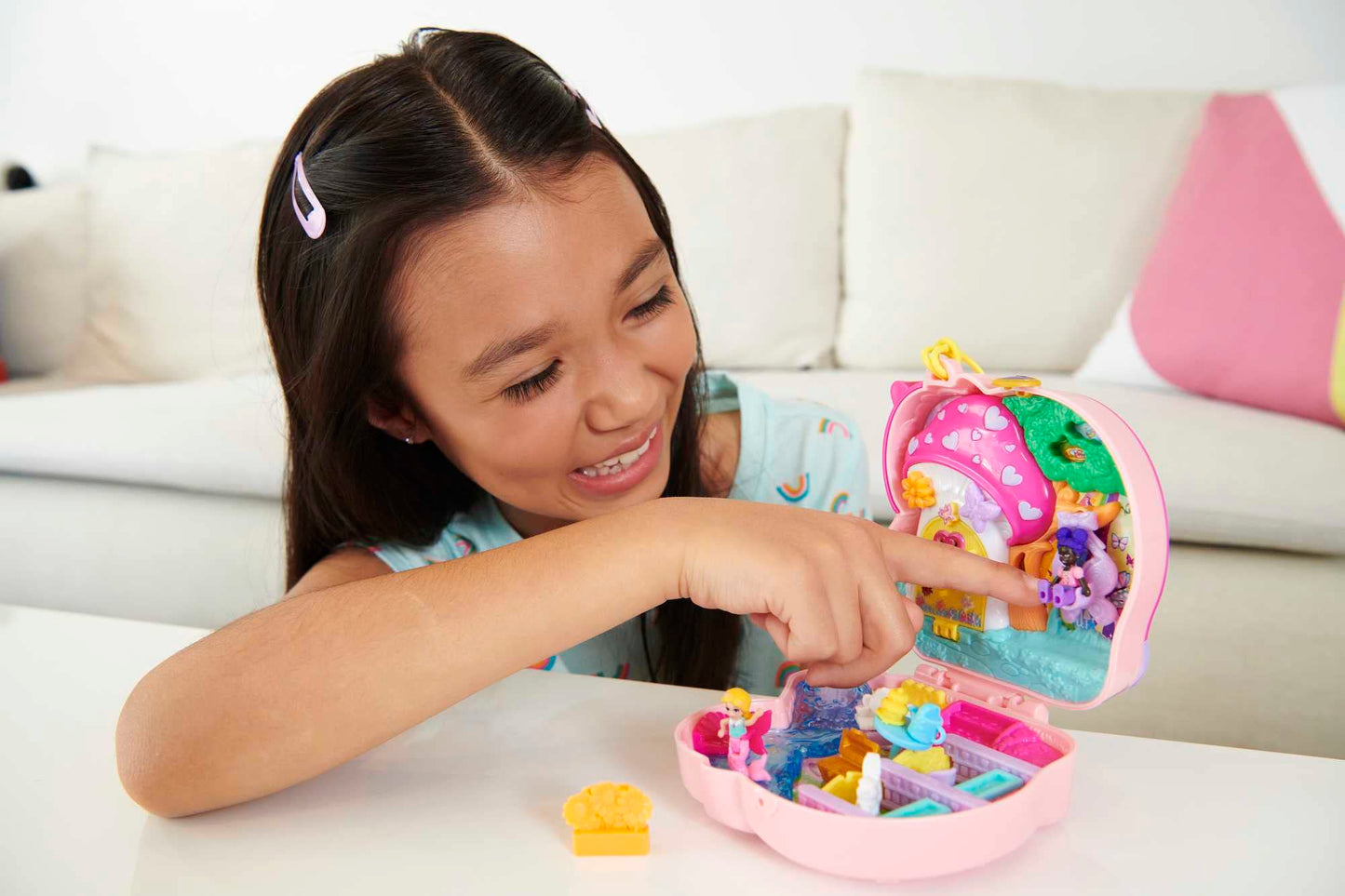 Polly Pocket Unicorn Forest Compact Tea Party-Themed Playset with Glitter Horn, 2 Micro Dolls & 13 Accessories, Toy Gift for Ages 4 Years Old & Up