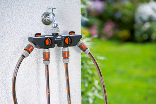 Gardena 2-Wege-Verteiler: Anschlussmöglichkeit für 2 Geräte an den Wasserhahn, passend zu Gardena Bewässerungscomputern & -uhren, Wasserdurchfluss regulier- und absperrbar (8193-20)