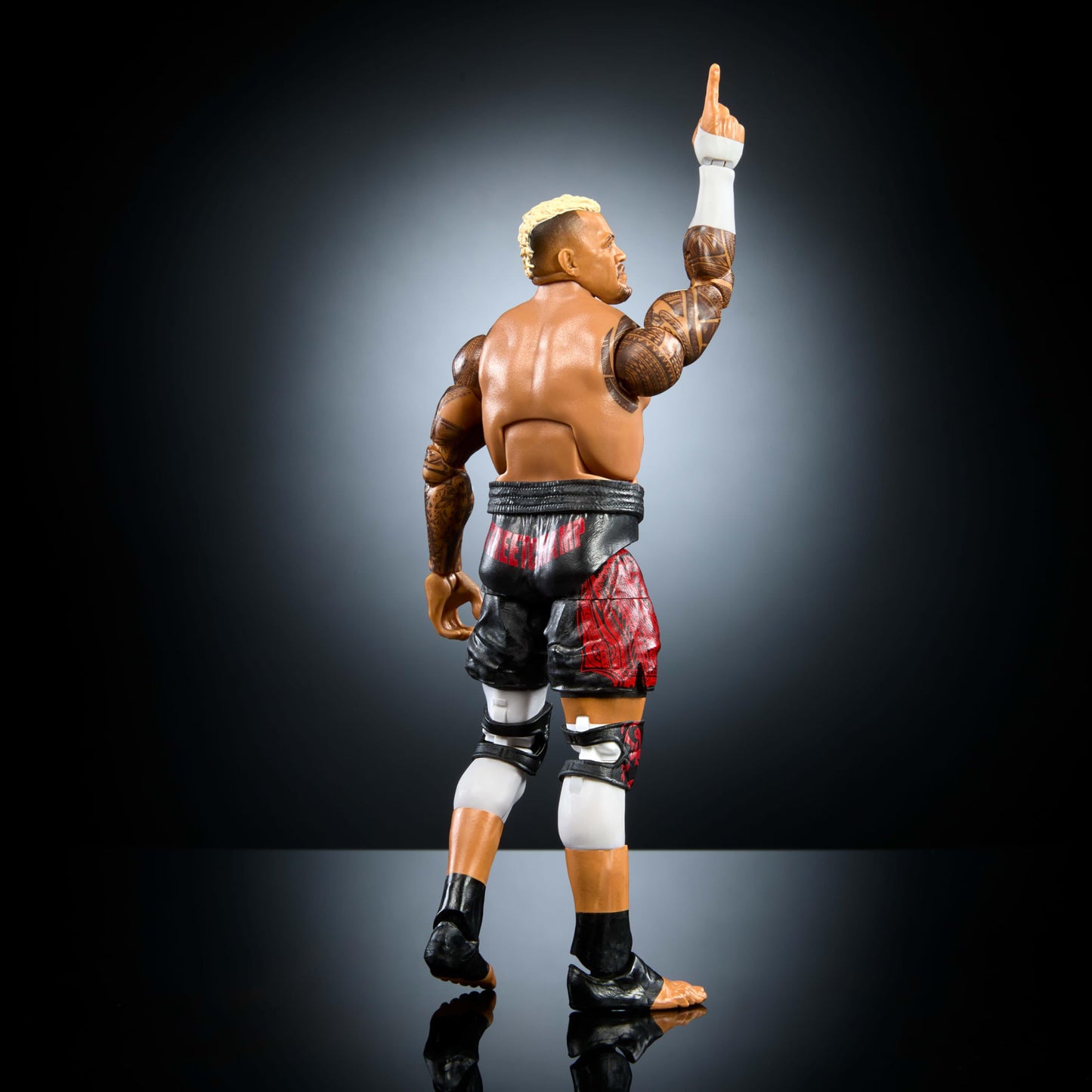 Mattel WWE Top Picks Elite Action Figure & Accessories Set, Solo Sikoa 6-inch Collectible with Swappable Hands, Ring Gear & 25 Articulation Points, HWX37